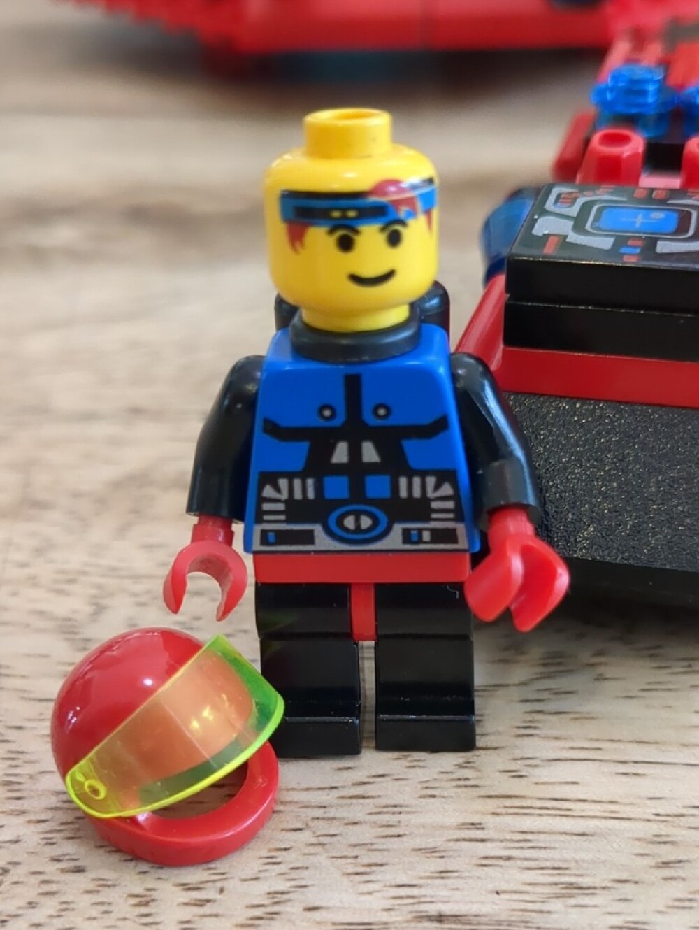 Lego 6939 Spyrius Centurion Saucer Red and Black with Blue Canopies - Complete - Picture 8 of 10